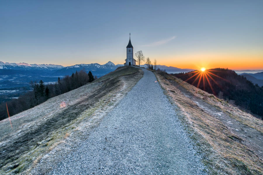 Jutranji vzhod sonca nad Jamnikom